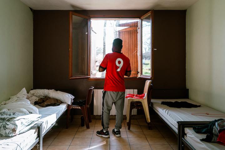 Dans sa chambre qu'il occupe seul, Jean regarde par la fenêtre. Presque quotidiennement, des gens quittent le centre