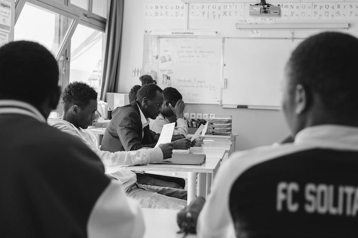 Dans quelques jours, Younoussa devra de nouveau mettre ses affaires dans des sacs en plastique pour rejoindre un autre dortoir