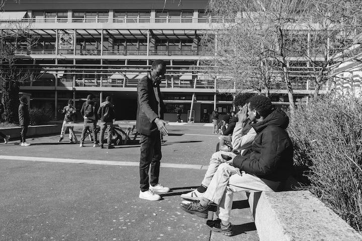 Au téléphone, Younoussa ne raconte pas tout à sa famille pour ne pas les inquiéter