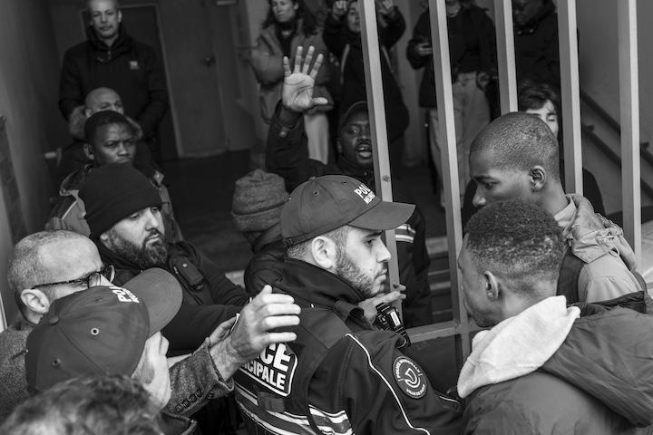 Younoussa se souvient des brigades de policiers devant le bâtiment de la Maison des Métallos