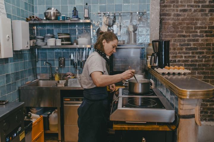 Justine Audoin est cheffe à Élement Terre, une « cave à manger » du 10e arrondissement de Paris