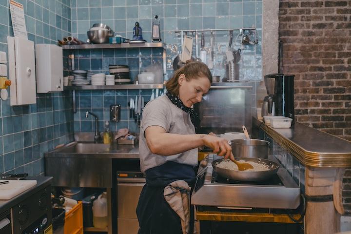 Condamnée pour homicide involontaire, Justine Audoin découvre une passion pour la cuisine depuis sa cellule de prison de Fleury-Mérogis. Elle est aujourd’hui cheffe dans un bistrot parisien