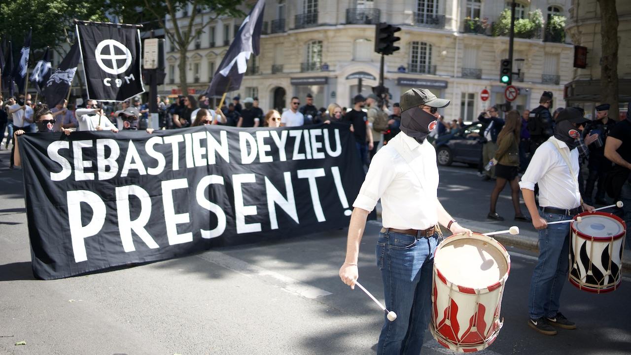 Des néofascistes venus de toute l’Europe défilent à Paris