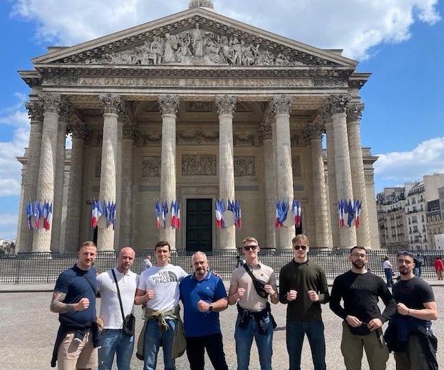 La veille du C9M, Gabriel Loustau – un des leaders du GUD et fils d'Axel Loustau, un proche de Marine Le Pen – a fait la visite de Paris à des militants d’extrême droite allemands, espagnols, grecs et suédois. Sur la photo, il pose avec un t-shirt suprémaciste blanc qui parodie la marque The North Face