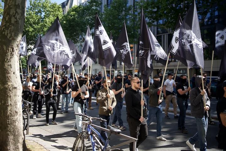 Chaque année, tous les groupes néofascistes français viennent au C9M : Lyon populaire, Oriflamme Rennes, Luminis Paris, Bastide bordelaise, Clermont non-conforme, l'Aquila popularis de Nice..