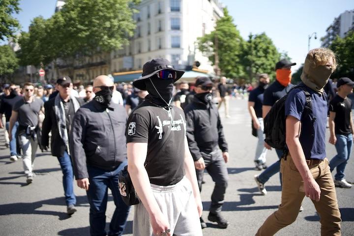Certains des militants avec des t-shirts rendaient hommage à la Misanthropic division, une organisation néonazie créée en Ukraine en 2013