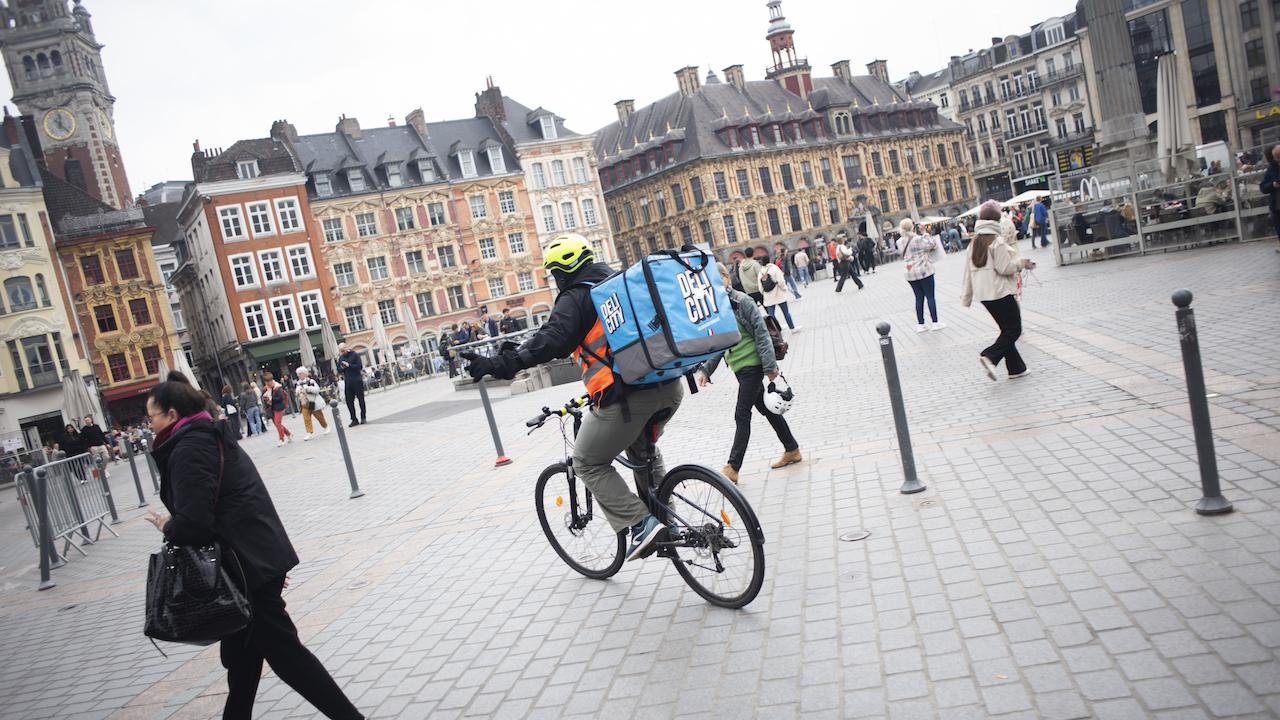 « Nous, livreurs sans papiers, sommes pris en étau entre les contrôles de police et les demandes de rentabilité d’UberEats et Deliveroo »