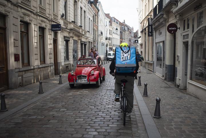 De nombreux coursiers utilisent des vélos électriques débridés pour compenser leurs maigres revenus