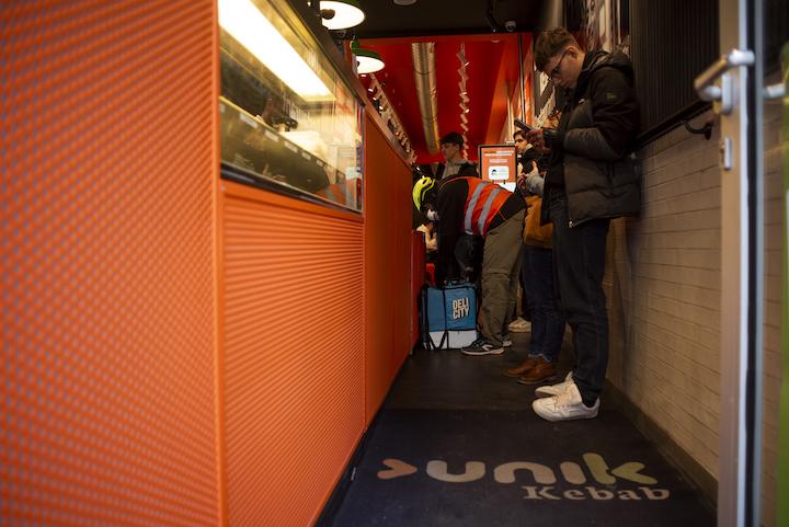 A Lille, un collectif de coursiers s'organise pour prévenir des contrôles policiers ou des restaurateurs irrespectueux