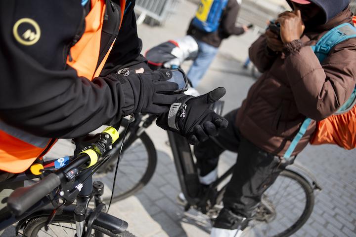 A Lille, il y a encore quelques mois, les livreurs avaient pour habitude de se retrouver entre deux courses près des rues commerçantes ou sous le parvis de la gare, mais désormais le mot d’ordre est la dispersion