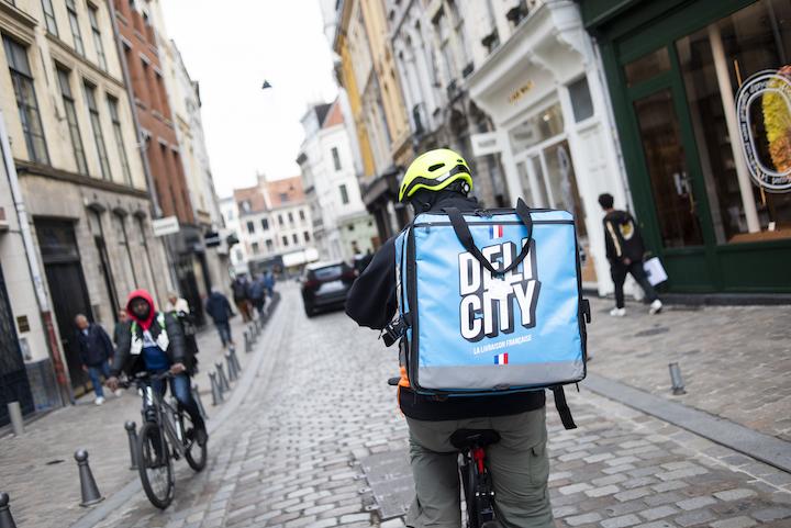 Des coursiers préfèrent contourner les carrefours et les grands boulevards pour éviter de croiser la police, quitte à rallonger la durée de leurs shifts