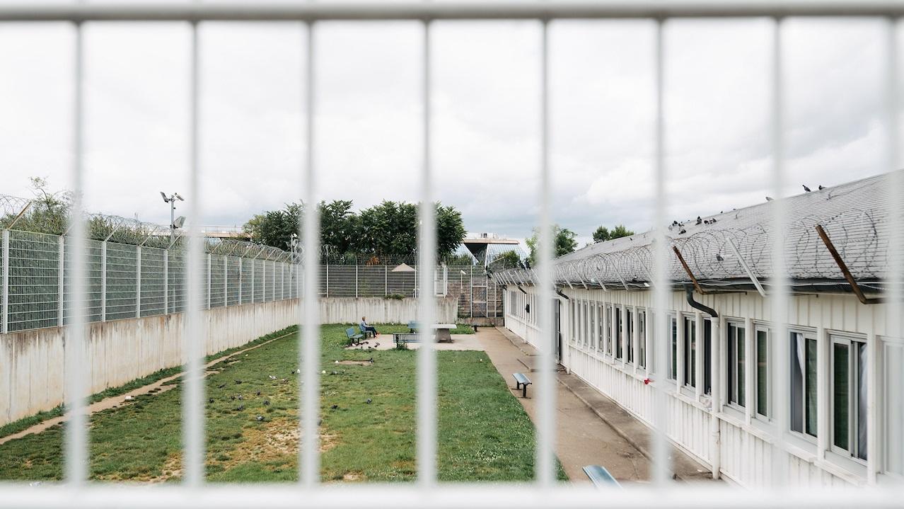 Un père d’enfants français arrêté avec son bébé devant chez lui et envoyé en CRA