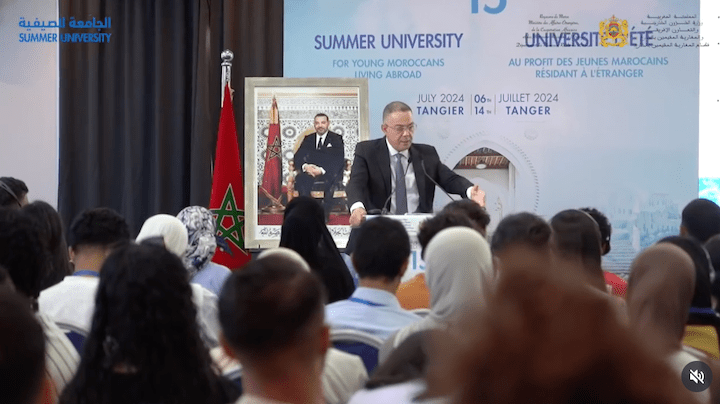 Faouzi Lekjaa, président de la fédération royale marocaine de football, intervient devant la promo de l'université d'été 2024 à Tanger.
