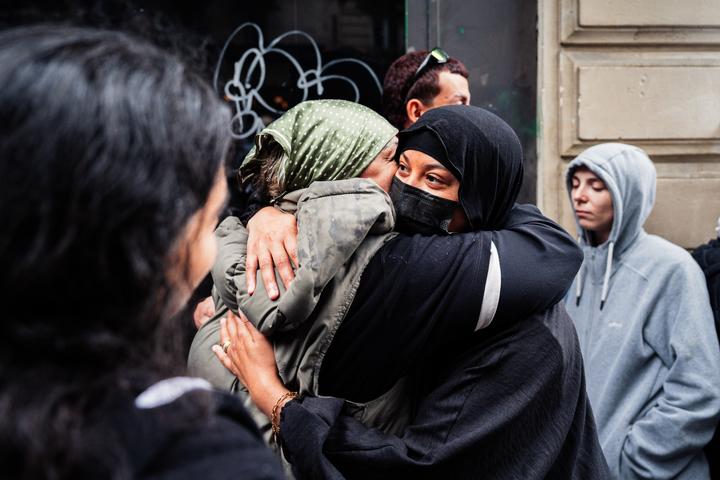 Aïcha, la tante de Rayana prend dans ses bras Halima.