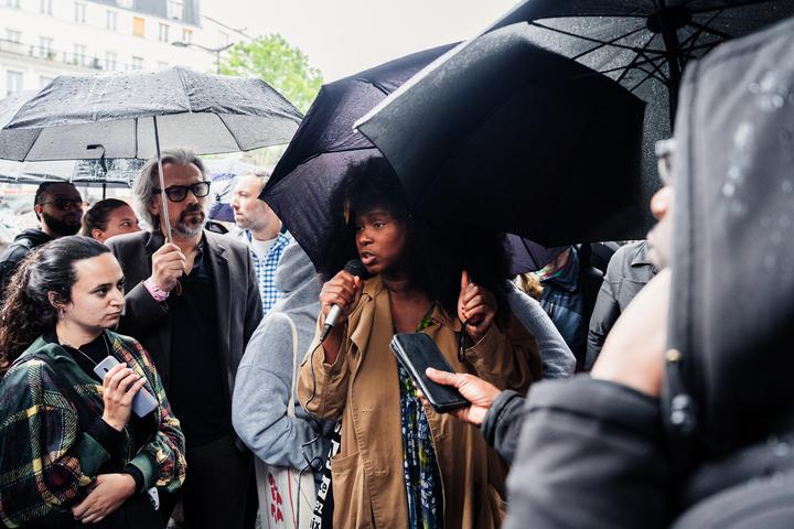 Des proches de victimes de violences policières se succèdent pour prendre la parole, comme Assa Taroré, la sœur d’Adama, décédé dans la caserne de Persan en 2016