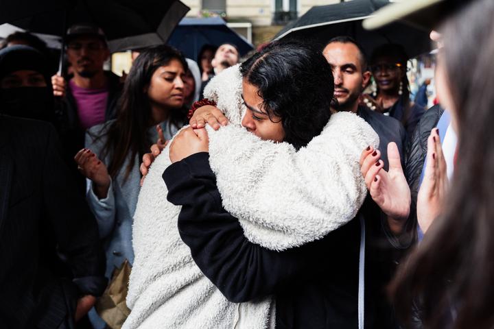 Sous les parapluies noirs, les proches de Rayana enchaînent les accolades et les gestes tendres