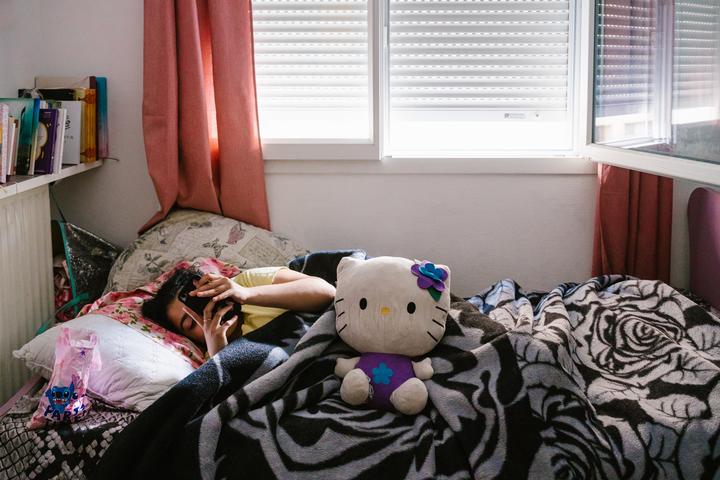 La fille d'Halima dort avec la peluche Hello Kitty de Rayana