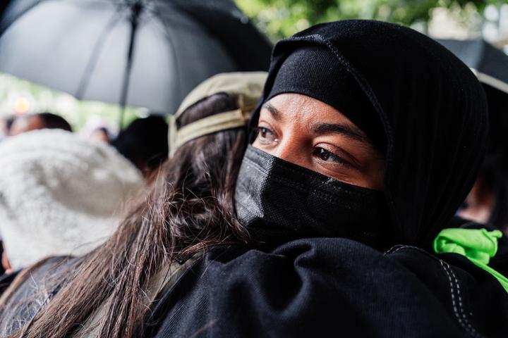 Halima, la grande sœur de Rayana, au rassemblement du jeudi 5 juin 2025