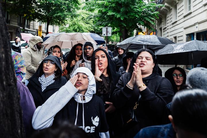 Les proches de Rayana crient pour demander justice.