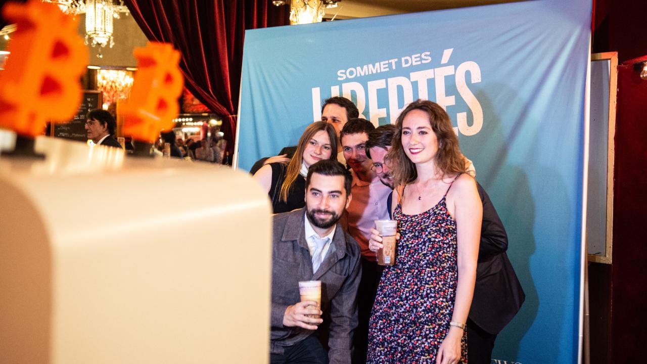 On était à la soirée de Stérin et Bolloré qui veulent allier l’extrême droite à l’ultralibéralisme