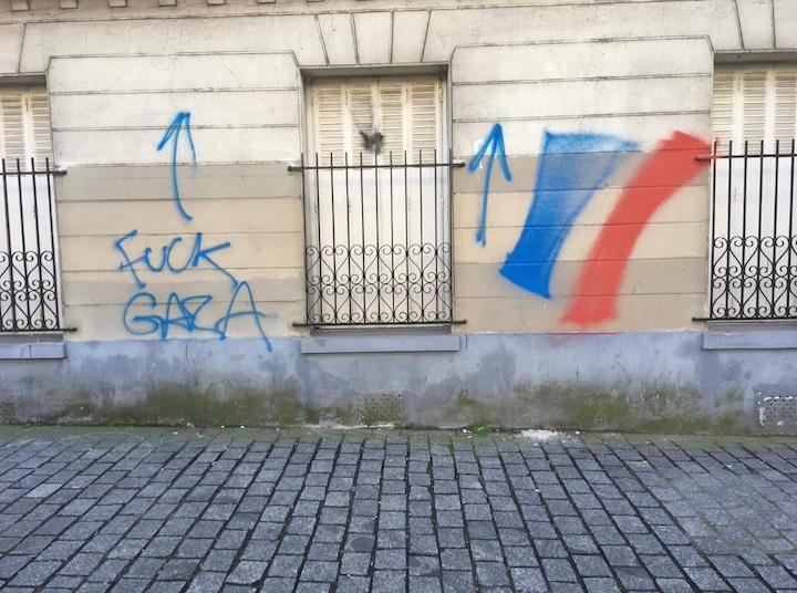 Certains habitants comme les colocataires Leila et Joachim ont eu « sept tags en tout » depuis qu’ils ont installé le drapeau palestinien à leur fenêtre à l’automne dernier