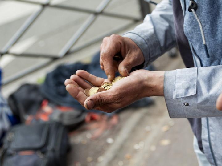 Certains usagers et usagères font la manche pour tenter de subvenir à leurs besoins