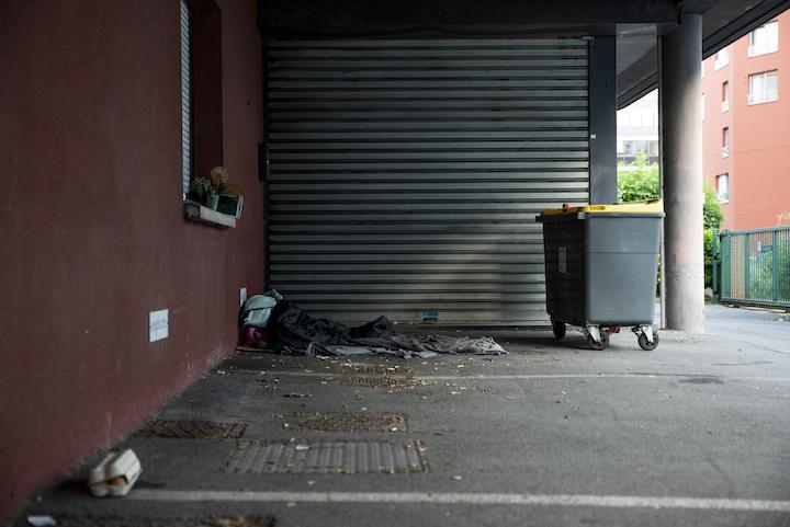 Yvan et sa compagne Céleste ont installé un lit de fortune à l’arrière d'un building.