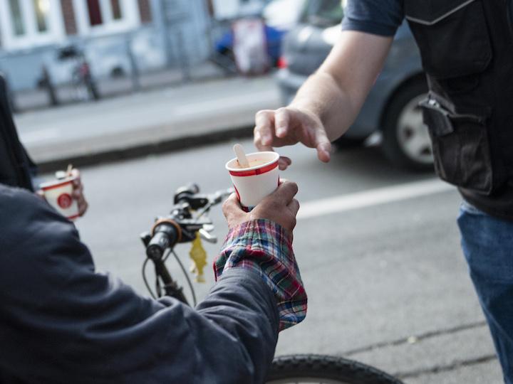 Les équipes des centres d’accueil et d’accompagnement à la réduction des risques (Caarud) apportent des conseils, du café chaud, des pipes à crack neuves et des seringues stériles