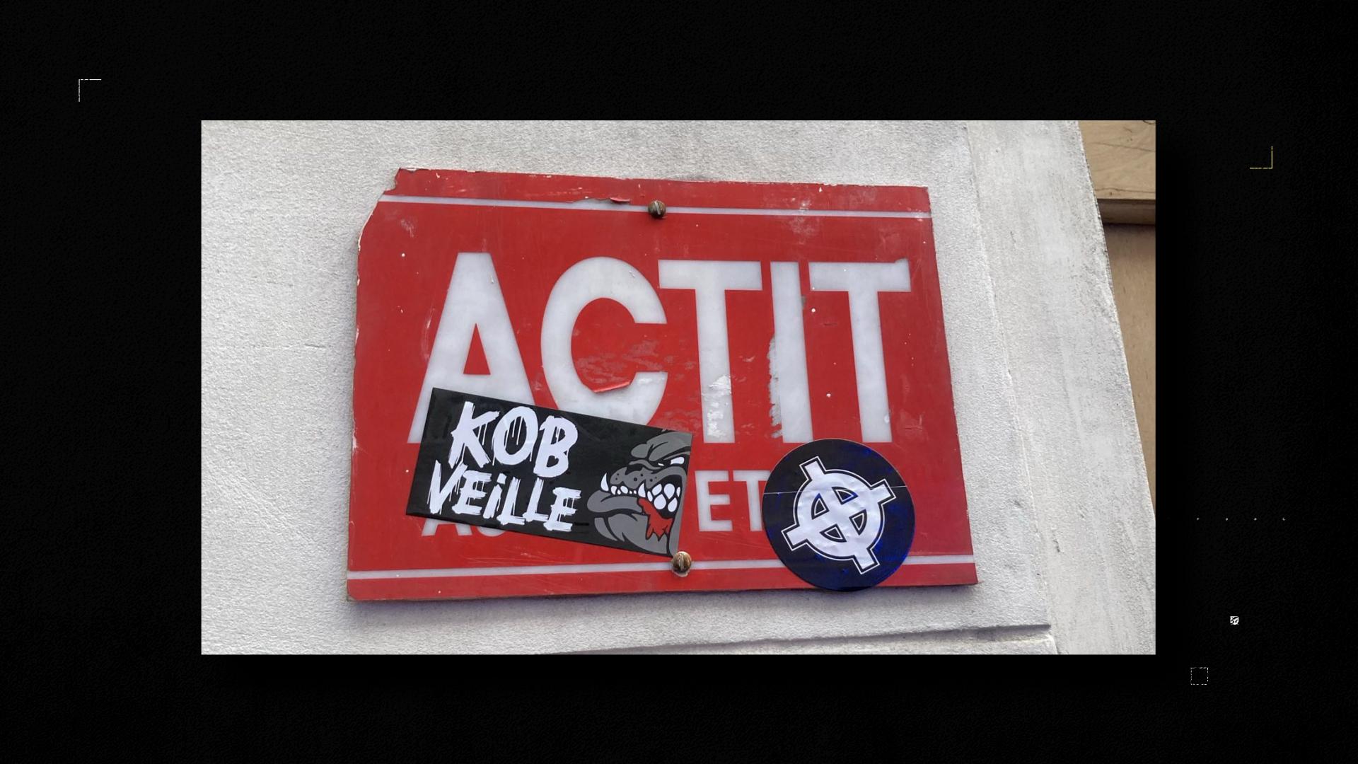 Chez Lenny M., les enquêteurs ont retrouvé de nombreux stickers d’extrême droite, dont des Hussards, mais aussi des drapeaux du Kop of Boulogne (KOB), dont les stickers ont été apposés sur la façade de l’Actit le 16 février