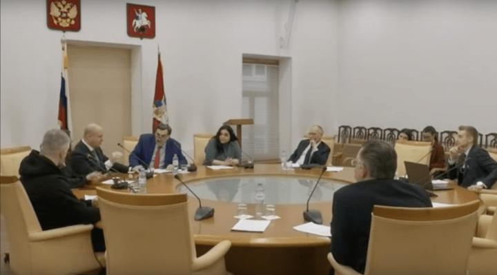 John Mark Dougan (à gauche) fait la leçon lors d’une table ronde organisée à Moscou, le 28 janvier 2025