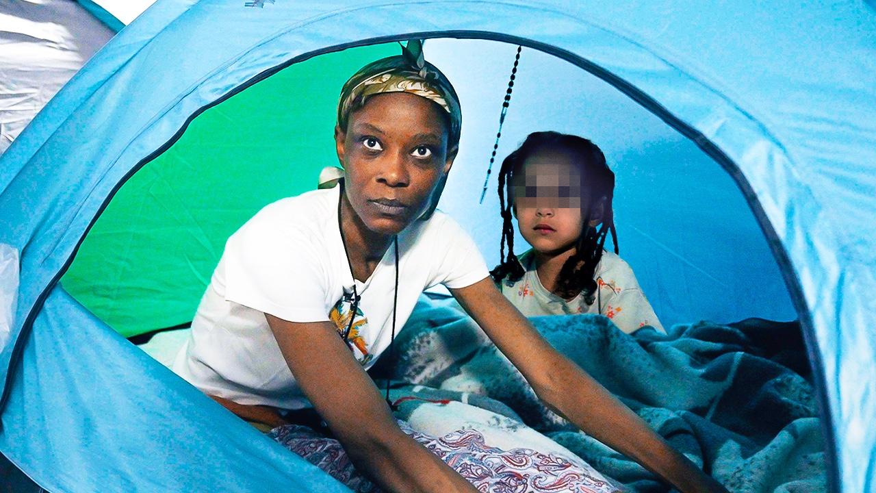 Diodio, maman à la rue avec sa fille de 4 ans