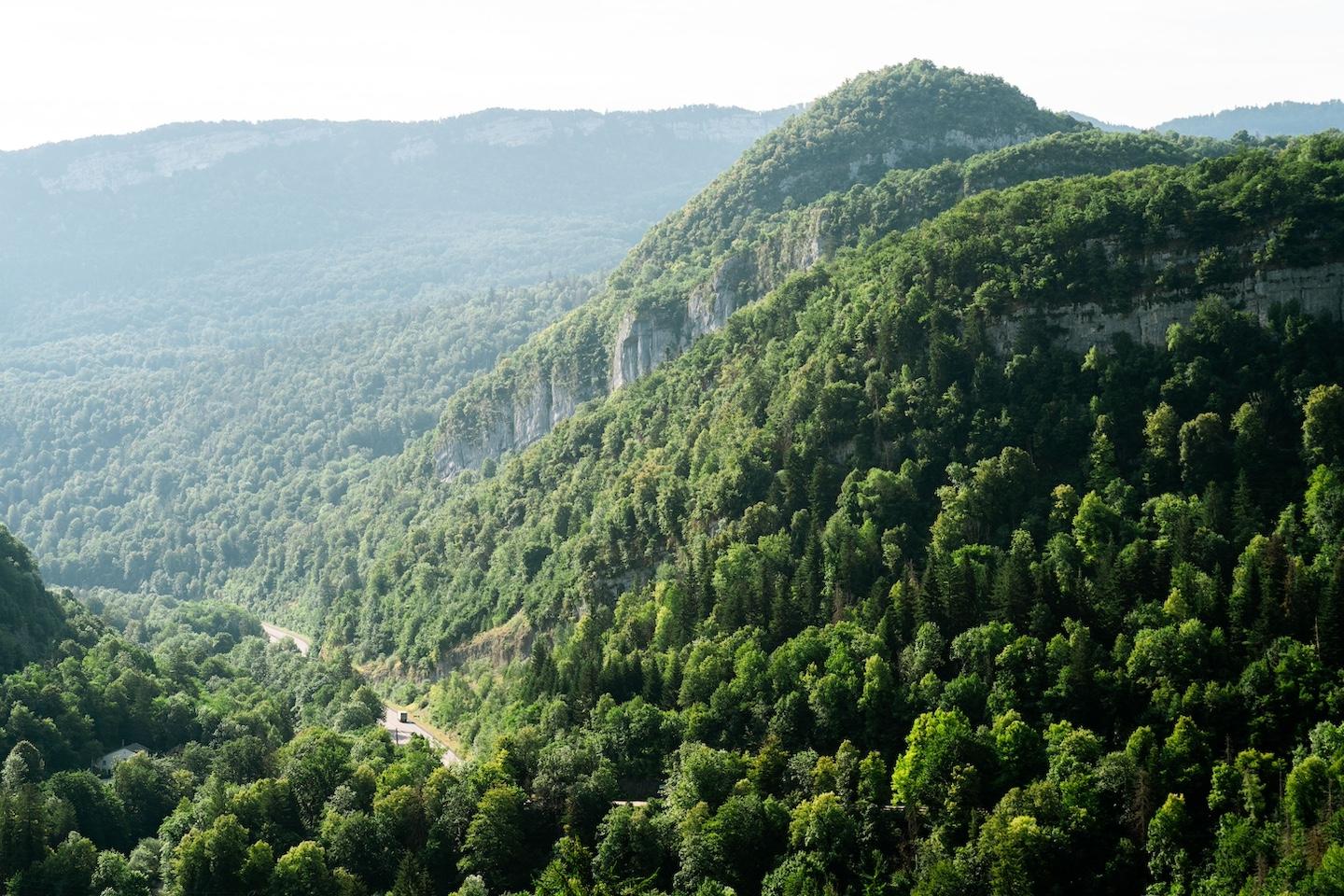 Autour de Saint-Claude, les petites routes de montagnes sont sinueuses.