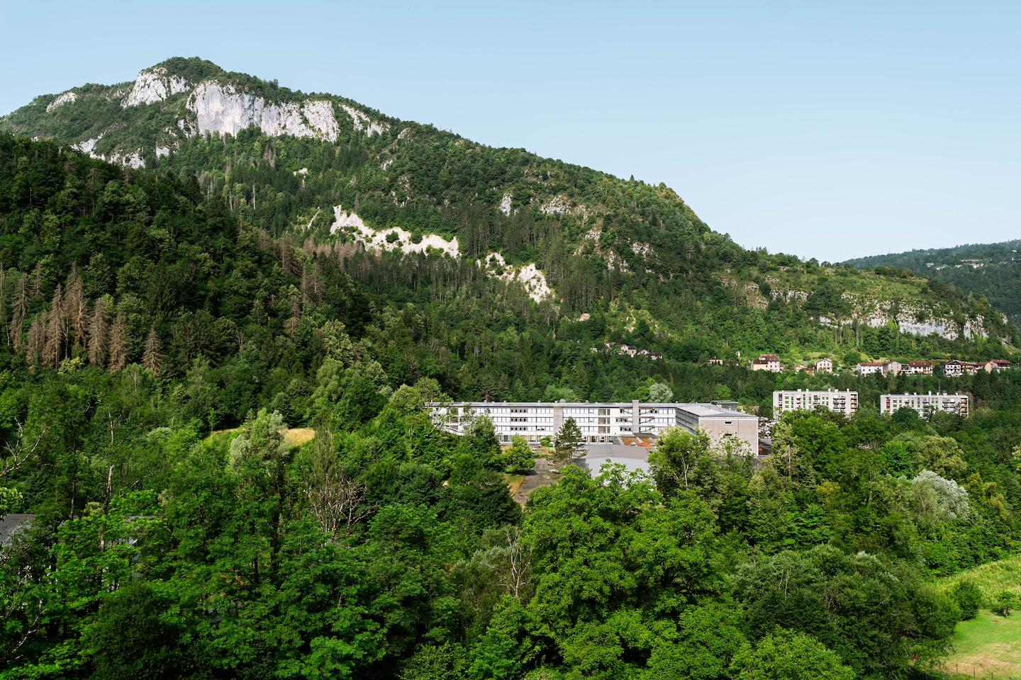 Le lycée Pré Saint-Sauveur, caché au fond de la vallée de Saint-Claude.