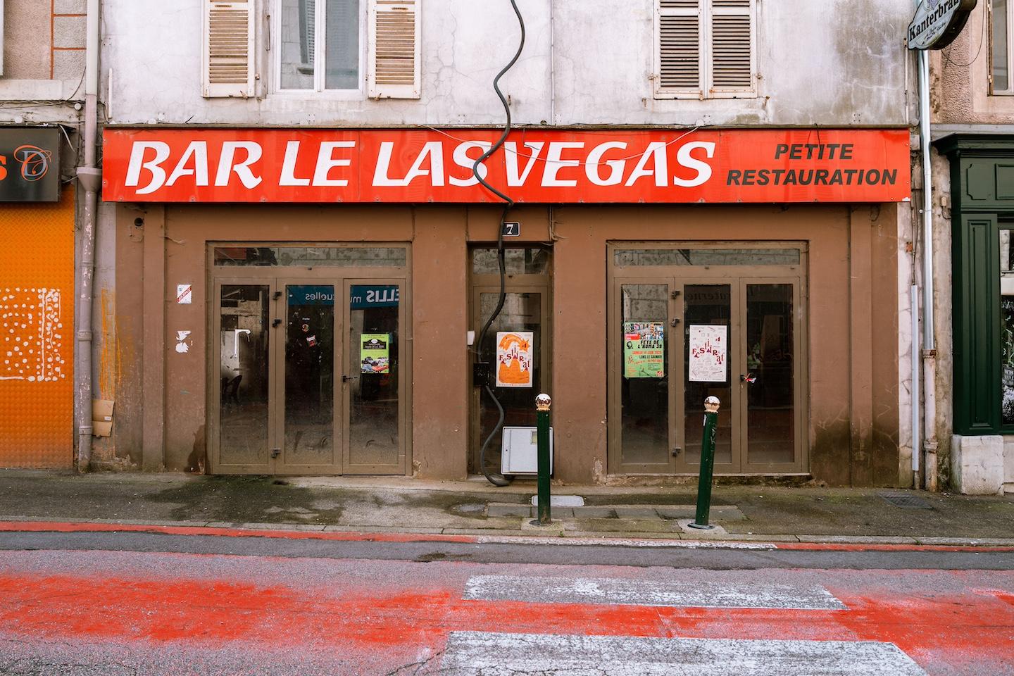 À Saint-Claude, il y a ceux aussi qui s'ennuient, dépités face aux devantures d'un autre temps jamais rouvertes