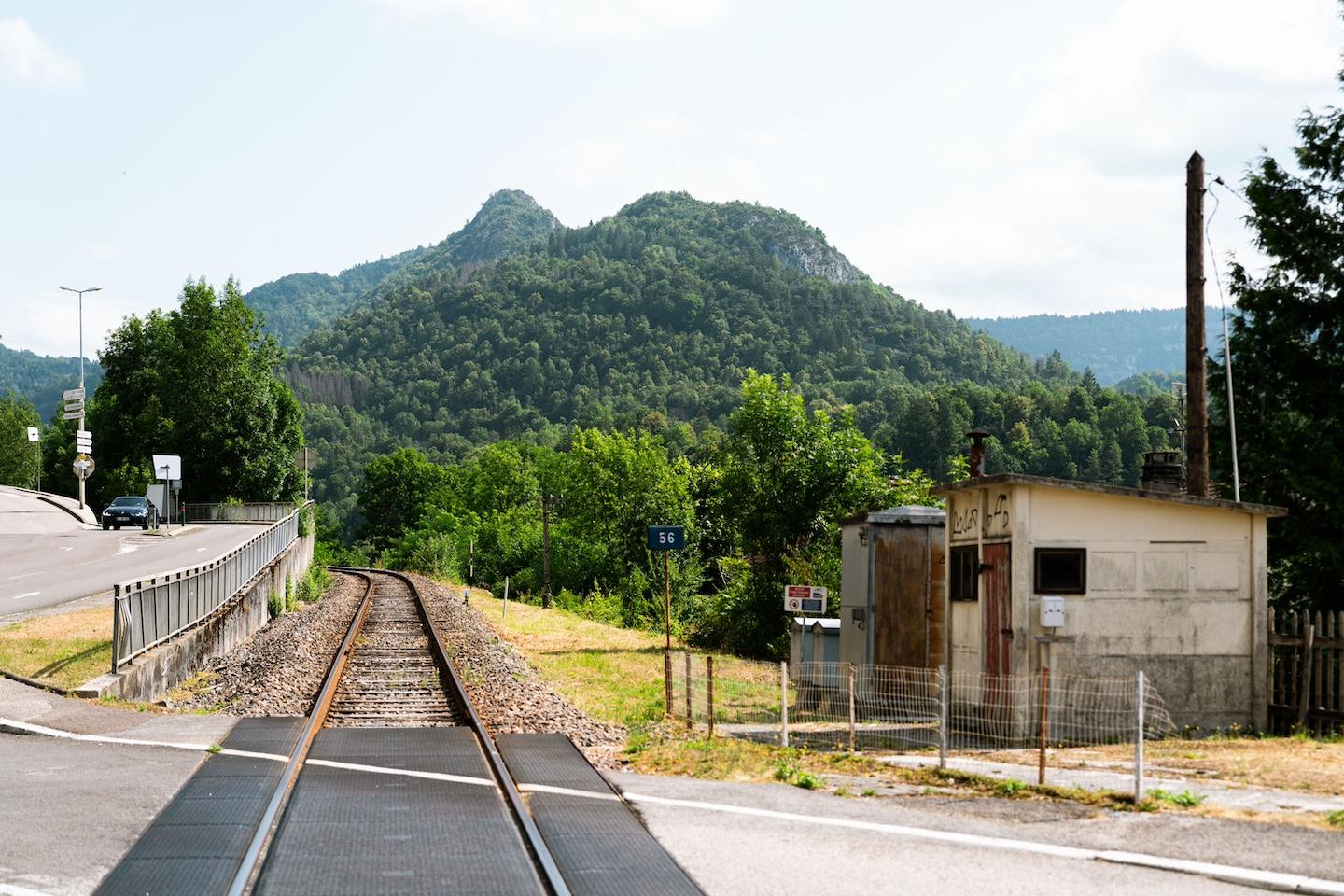 La ligne de 73 km, qui dessert neuf gares du Haut-Jura, est menacé de suspension d'ici 2026