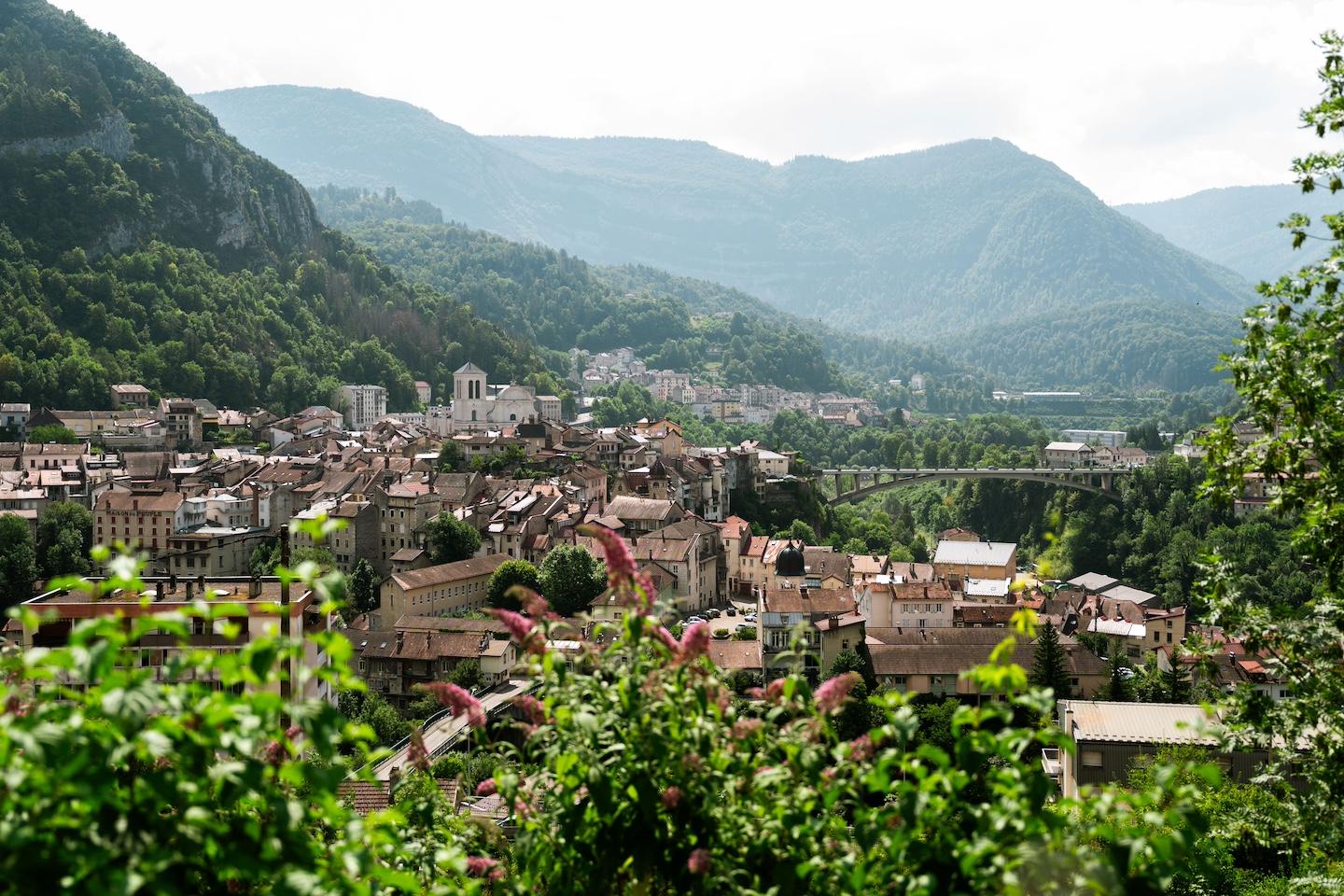À l’occasion des élections municipales qui auront lieu en mars 2026, StreetPress a décidé de tirer le portrait de Saint-Claude, dans le Jura.