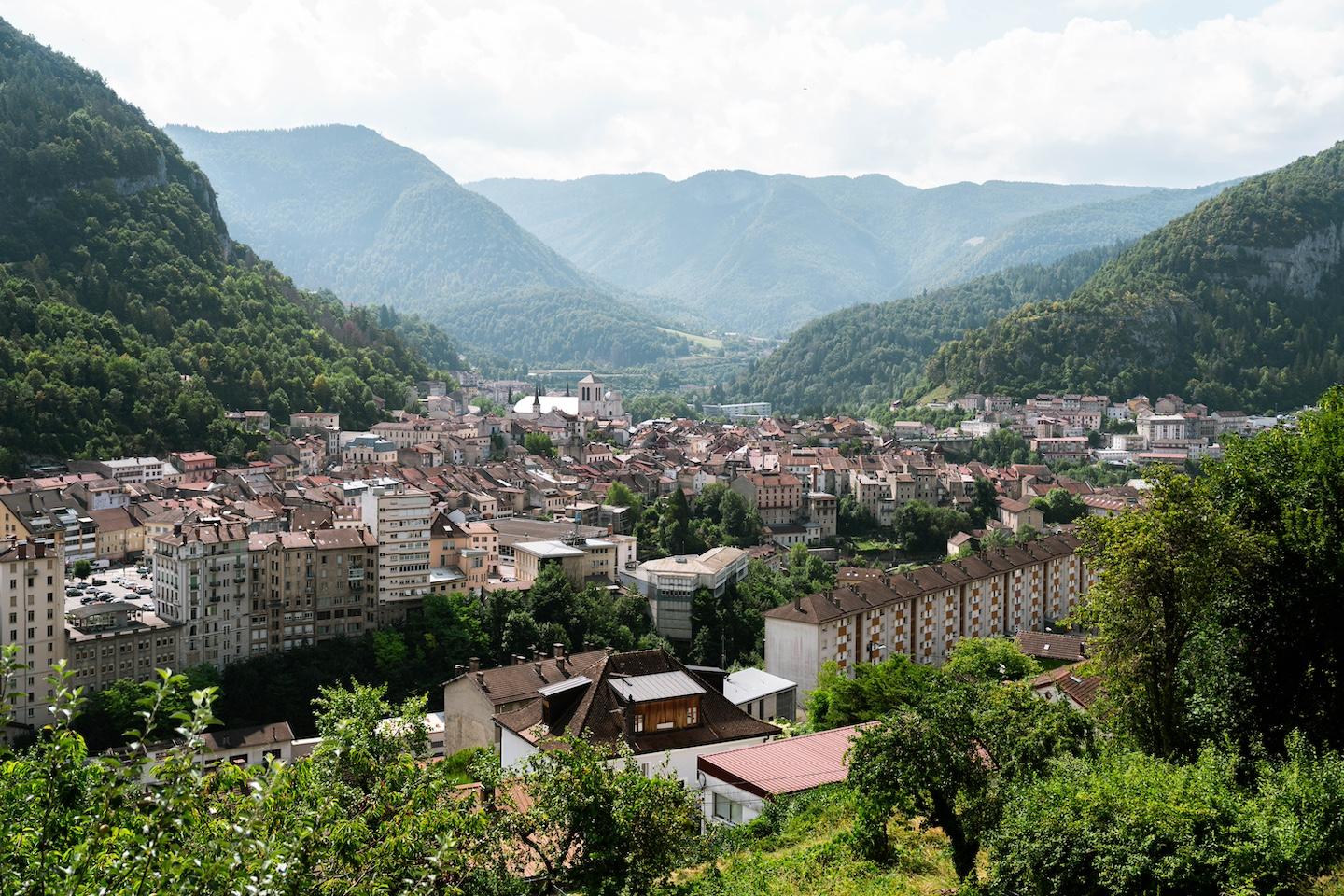Les montagnes du Massif du Jura surplombent la ville de Saint-Claude