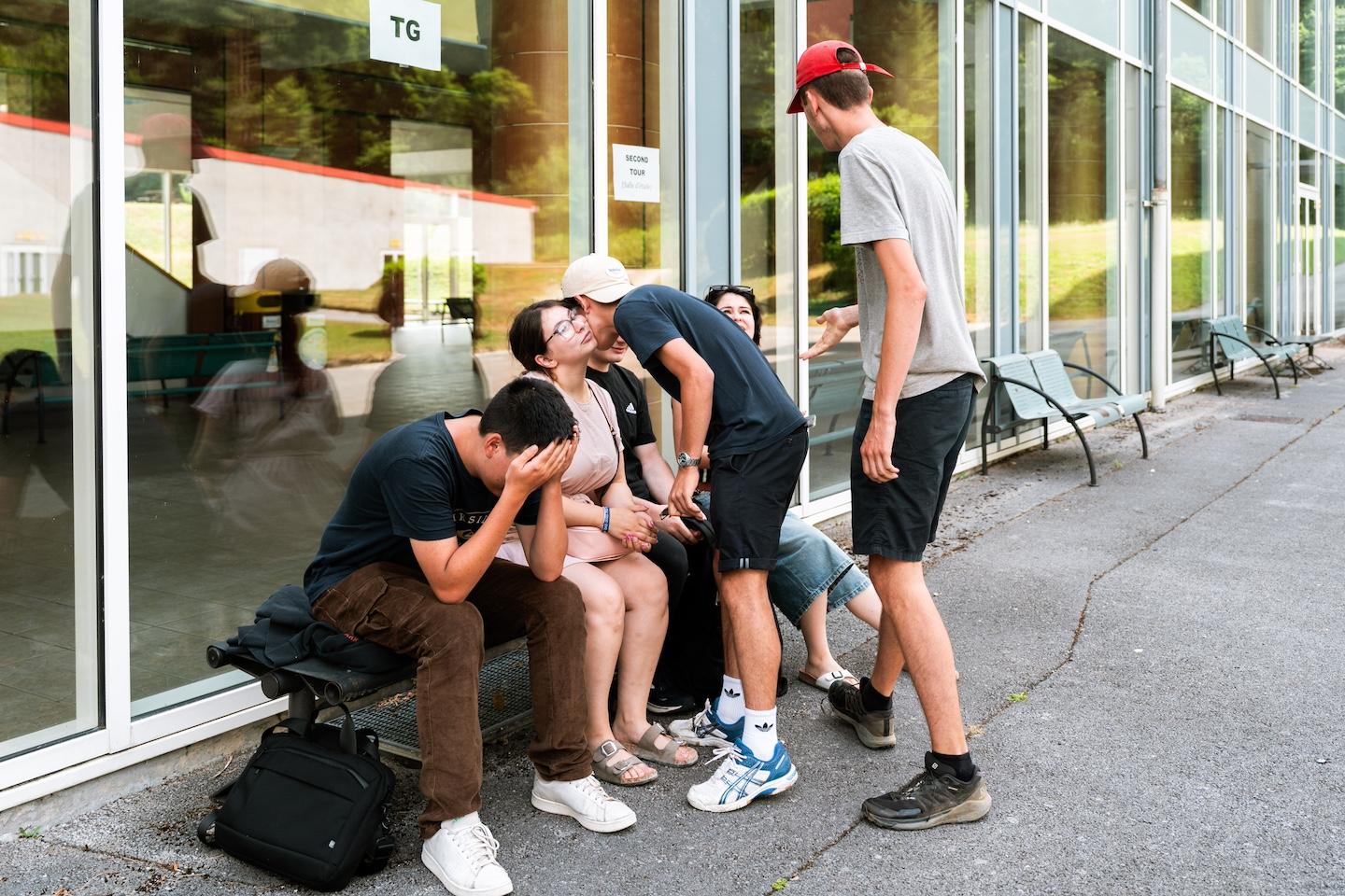 Paul, la tête entre ses mains, et ses potes, attendent les résultats du bac