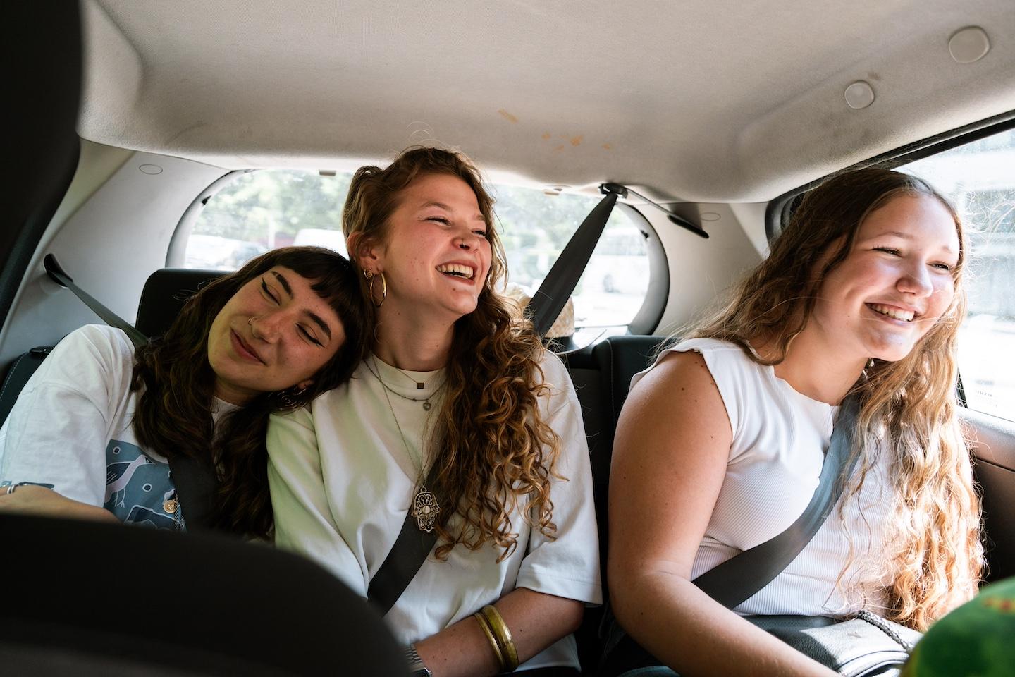 Le trio Zoé-Polly-Cloé dépend des quelques bus scolaires et de leurs parents pour se déplacer