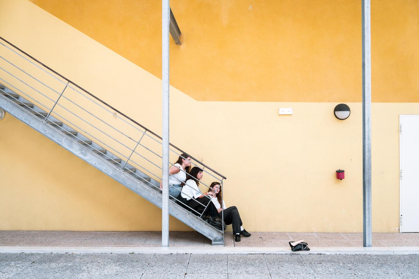 L'escalier en ferraille du Centre Ados comme refuge. 