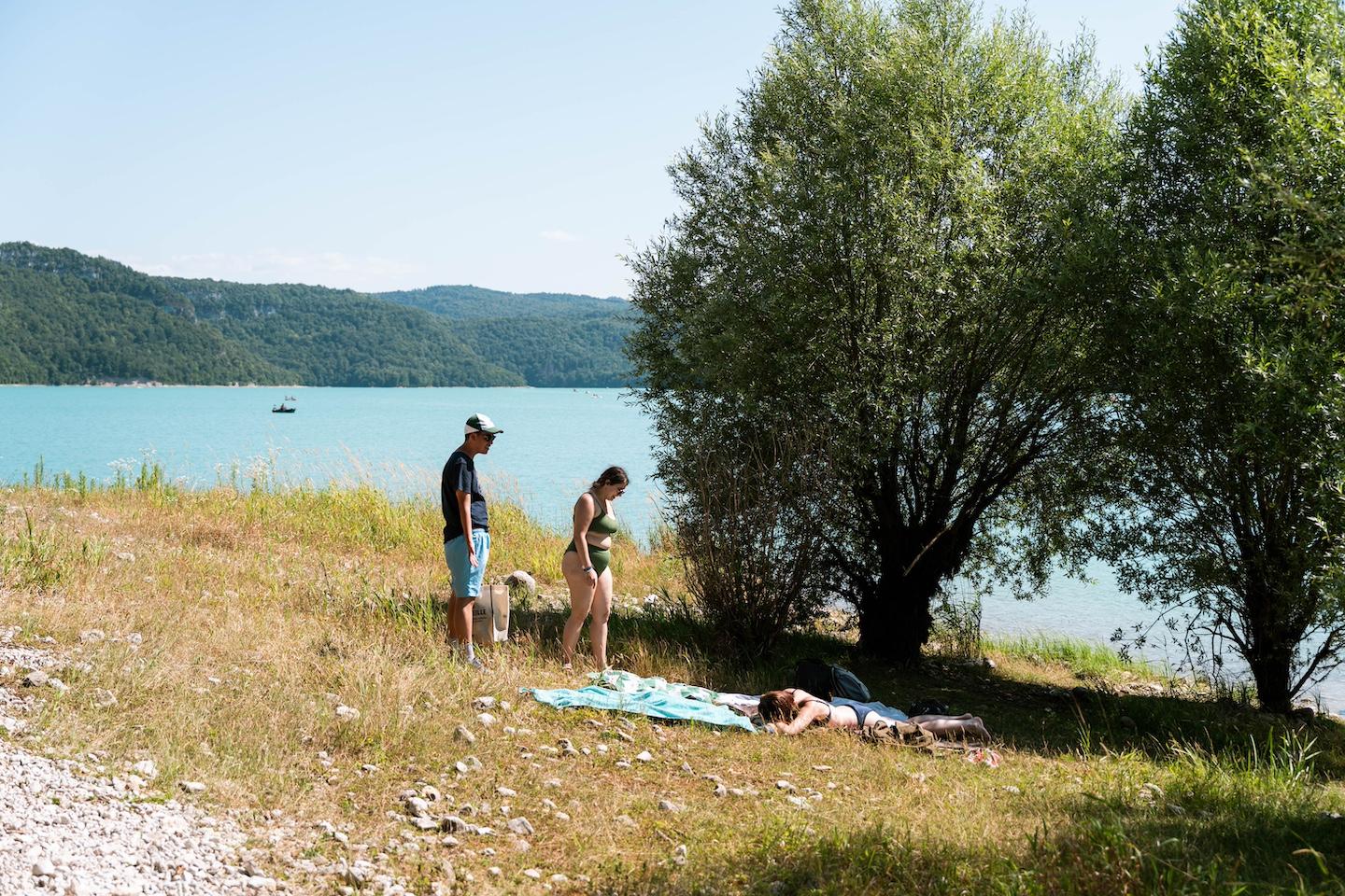 Après-midi au lac de Vouglans pour les néo-bacheliers Paul, Carole et Célia