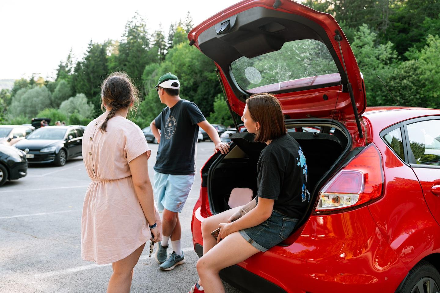 Carole et sa voiture rouge jouent le rôle de taxi.