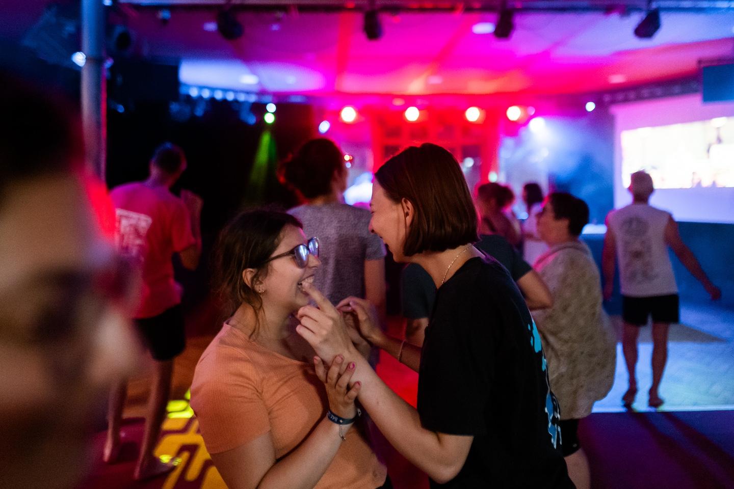 Carole et Célia se défoulent à la Frat', lieu culturel de Saint-Claude, lors d'une soirée DJ set - vinyle.