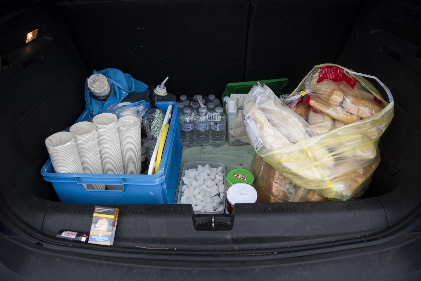 Opal'Exil ravitaille les naufragés en eau, gâteaux secs et couvertures de survie