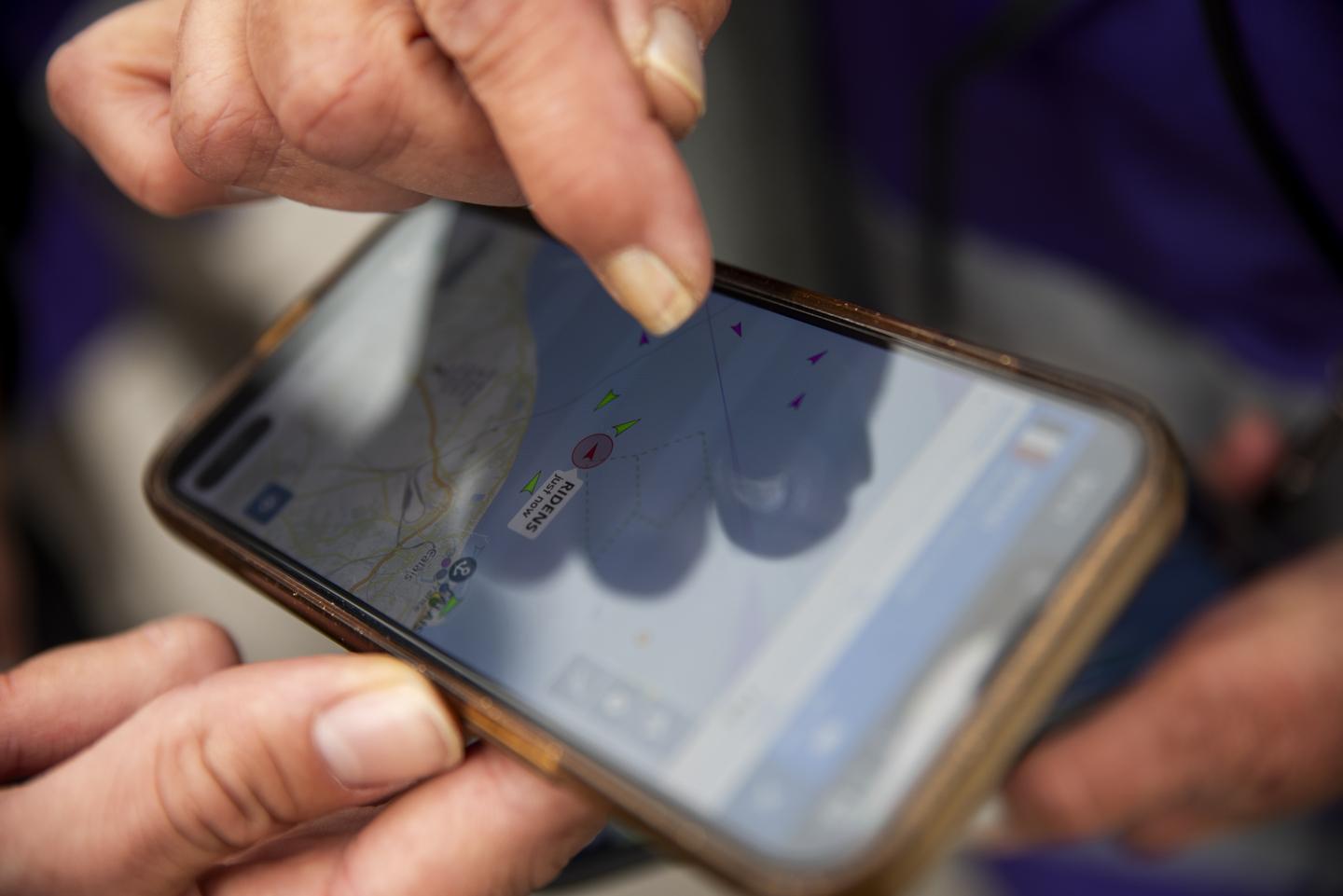 Connectés aux applications de trafic maritime, les bénévoles d'Opal'Exil suivent minute par minute les mouvements des bateaux de sauvetage dans la Manche