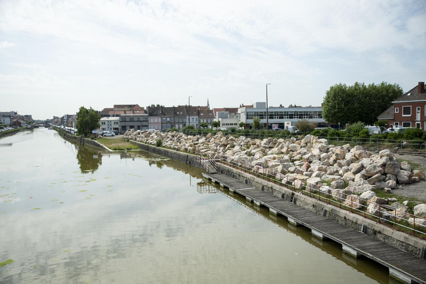 En novembre, Natacha Bouchart a commandé 3.200 tonnes d’enrochements pour condamner les lieux de vie des personnes exilées à Calais