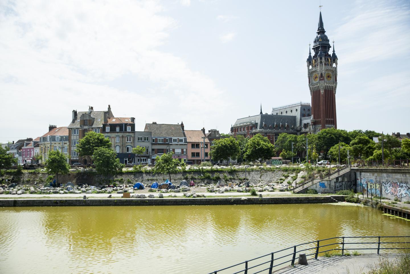 Les maires de la Côte d'Opale tentent coûte que coûte de rendre leurs villes inhospitalières aux personnes exilées