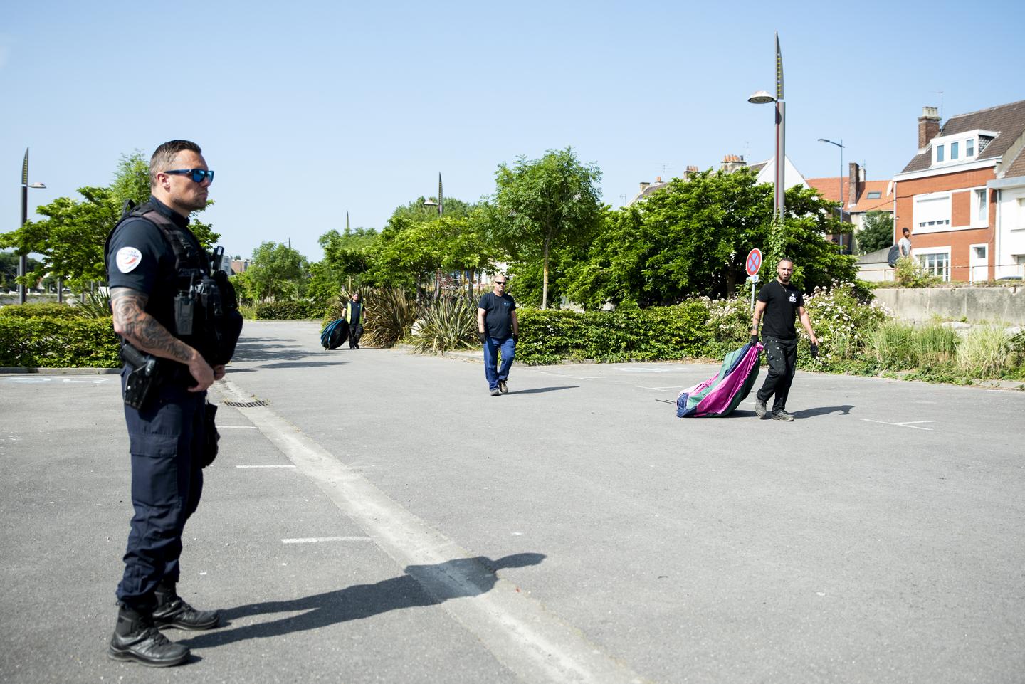 Depuis 2018, les autorités se reposent sur « le délit d’installation en réunion sur un terrain communal ou privé » pour faire évacuer toutes les 48 heures les habitants des lieux de vie informels à Calais