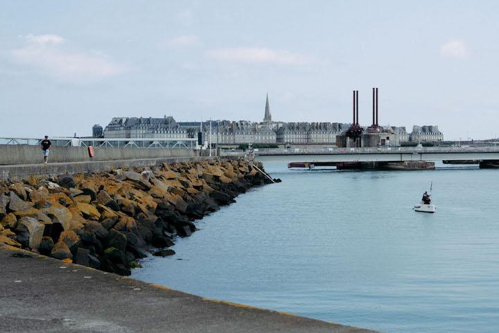 Saint-Malo attire pour ses paysages maritimes et sa cité historique
