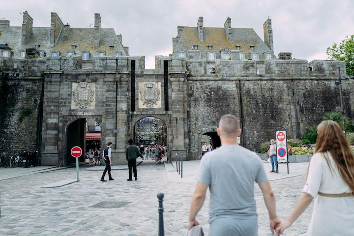 Intra-muros, entièrement entouré par des remparts, abrite des rues pavées étroites, où s'additionnent les crêperies et les boutiques de souvenirs